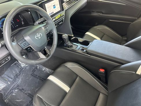 Used 2025 Toyota Camry SE FWD image 4