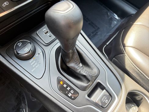 Used 2019 Jeep Cherokee Latitude Plus w/ Cold Weather Group AWD/4WD image 26