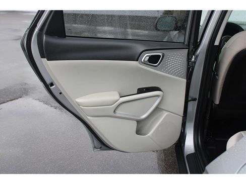 Used 2022 Kia Soul LX image 11