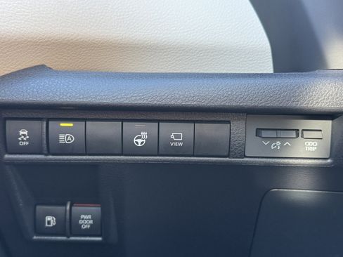 Used 2025 Toyota Sienna Platinum image 35