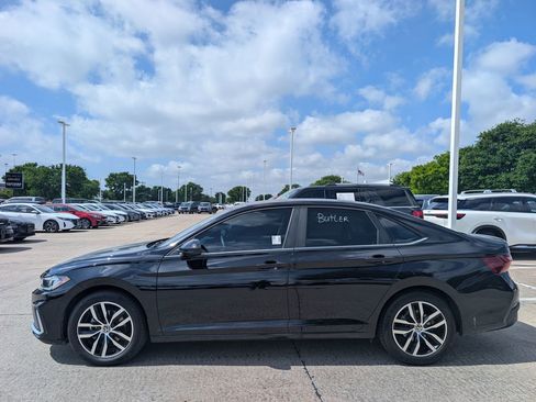 Used 2025 Volkswagen Jetta SE image 3