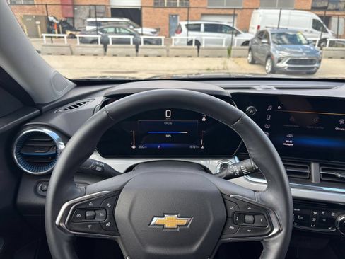 Used 2025 Chevrolet Trax LT w/ LT Convenience Package FWD image 33