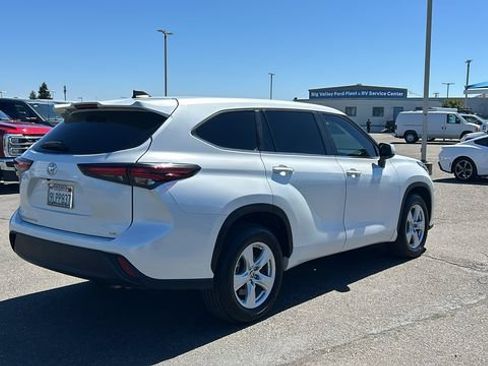 Used 2024 Toyota Highlander LE FWD image 3
