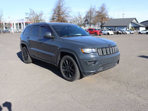 Used 2017 Jeep Grand Cherokee Altitude image 3