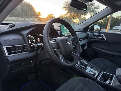 New 2025 Mitsubishi Outlander SE image 27