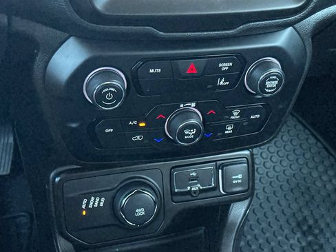 Used 2023 Jeep Renegade Latitude AWD/4WD image 20