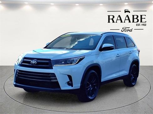 Used 2019 Toyota Highlander SE image 3