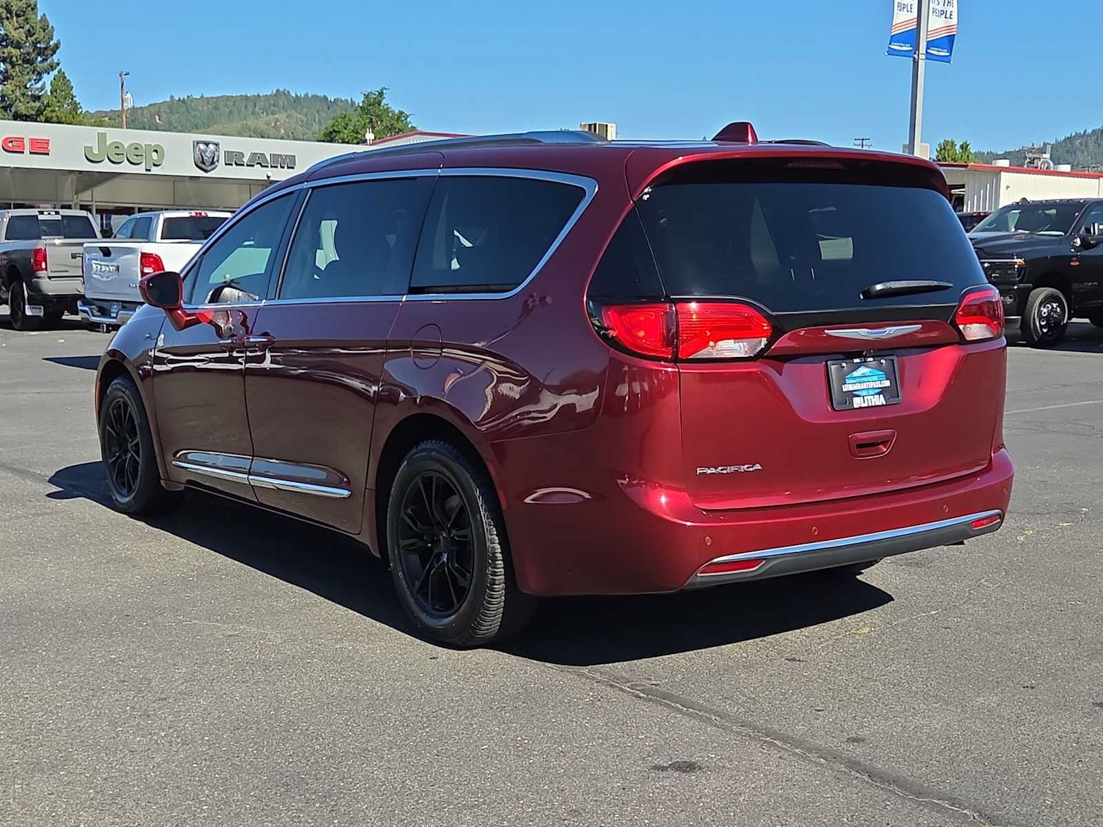 Used 2020 Chrysler Pacifica Touring-L w/ Tire & Wheel Group FWD image 12