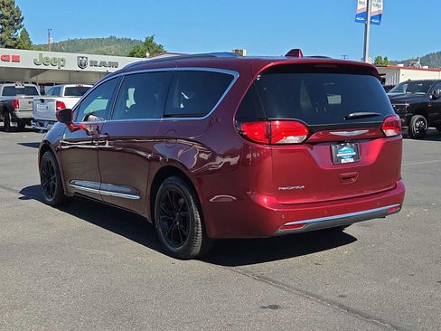 Used 2020 Chrysler Pacifica Touring-L w/ Tire & Wheel Group FWD image 12