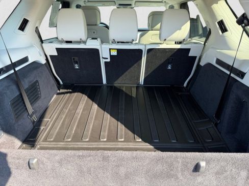 Certified 2025 Land Rover Discovery S AWD/4WD image 19