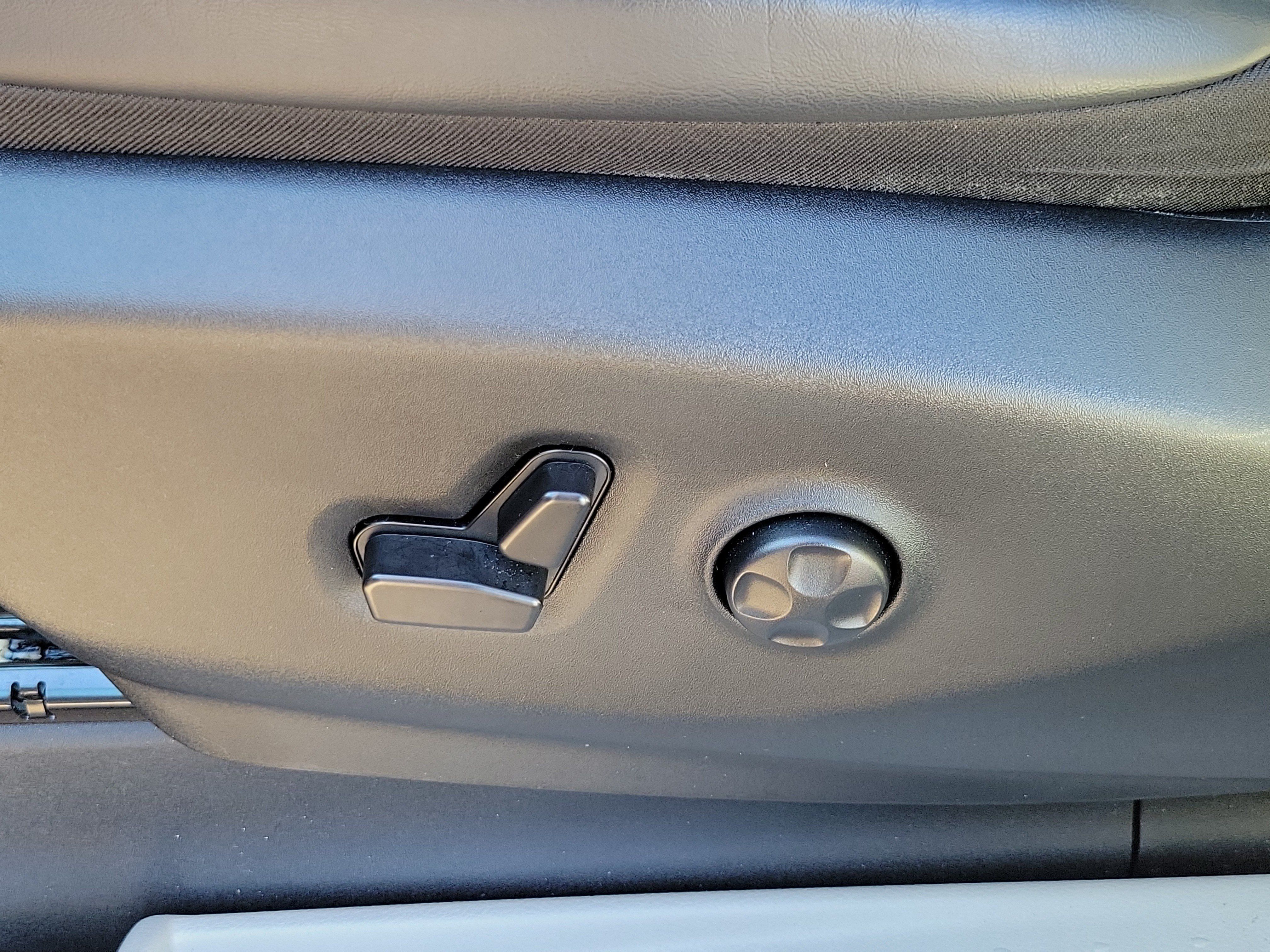 Used 2023 Chrysler Pacifica Touring-L FWD image 9