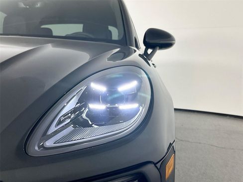 Certified 2026 Porsche Macan AWD/4WD image 15