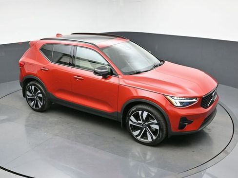 Used 2023 Volvo XC40 B5 Plus w/ Protection Package Premier image 35