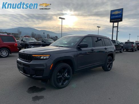 Used 2025 Jeep Grand Cherokee L Altitude image 3