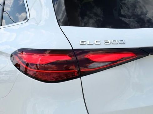 Used 2025 Mercedes-Benz GLC 300 image 12