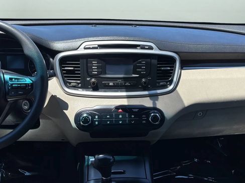 Used 2017 Kia Sorento FWD image 16