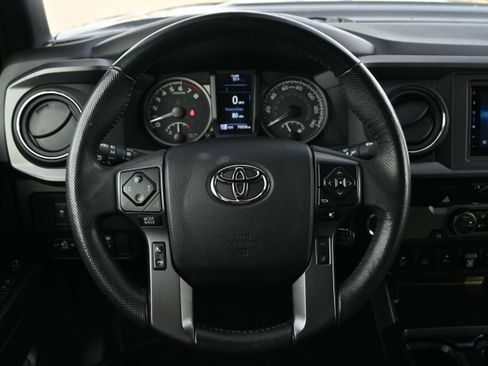 Used 2022 Toyota Tacoma TRD Sport w/ Technology Package image 18