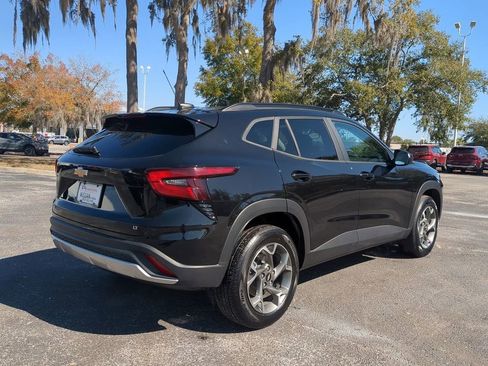 Used 2025 Chevrolet Trax LT w/ LT Convenience Package image 4