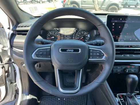 Used 2025 Jeep Compass Trailhawk AWD/4WD image 31