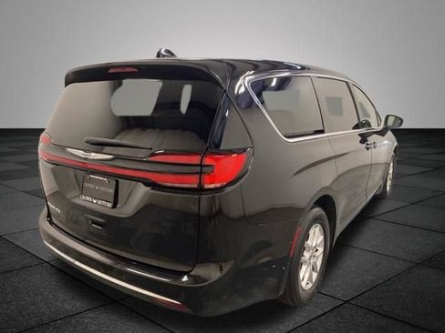 Used 2023 Chrysler Pacifica Touring-L FWD image 7