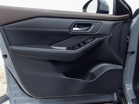 Used 2022 Nissan Rogue SL w/ SL Premium Package image 11