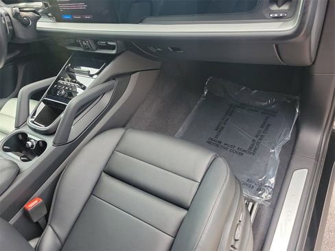 Used 2025 Porsche Cayenne image 19