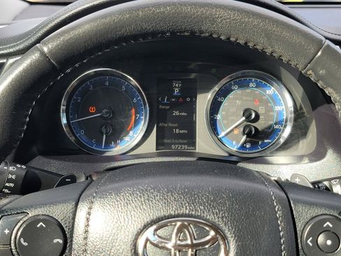 Used 2017 Toyota Corolla SE w/ Carpet Mat Package (TMS) FWD image 9