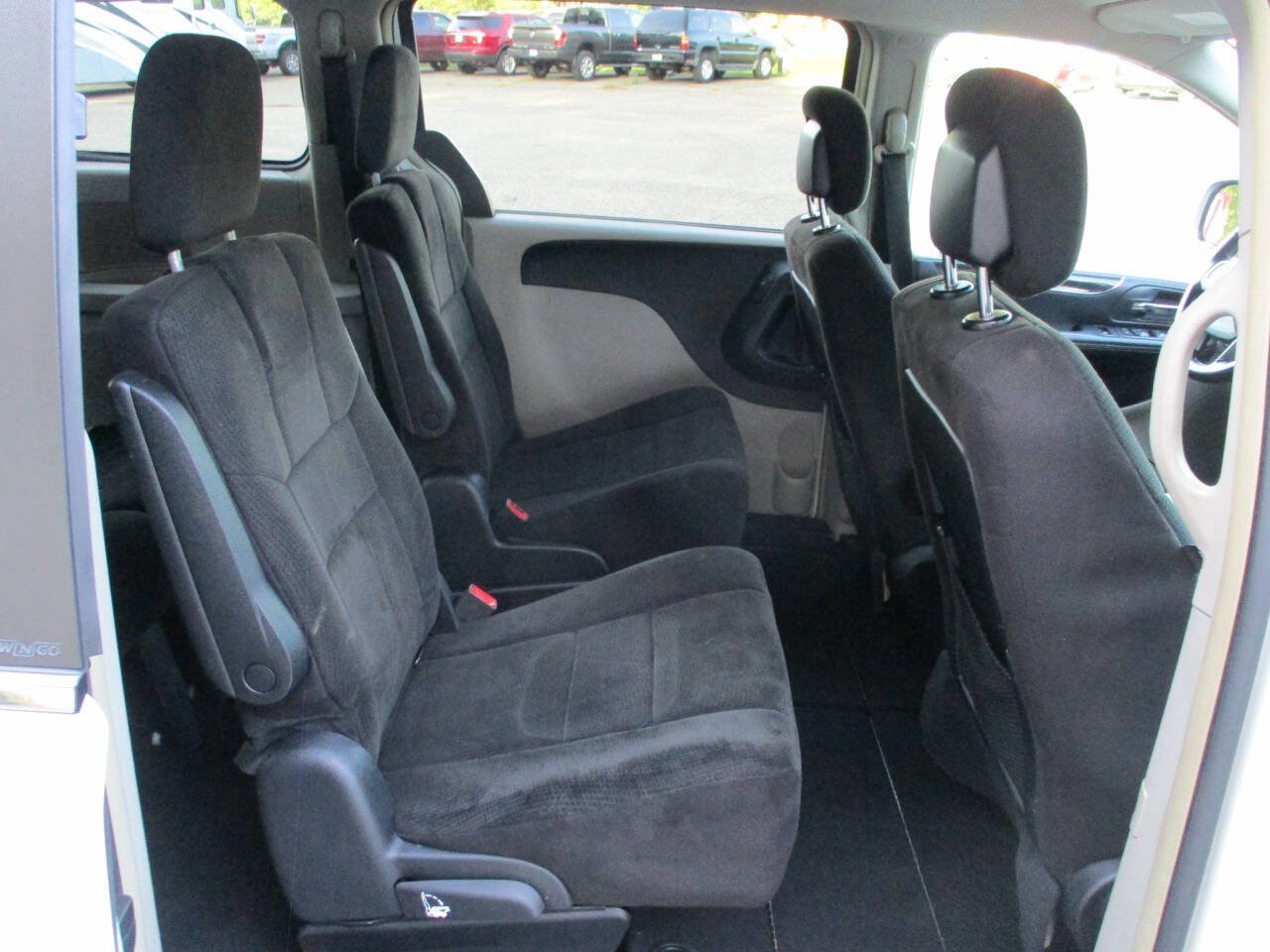 Used 2012 Chrysler Town & Country Touring FWD image 27