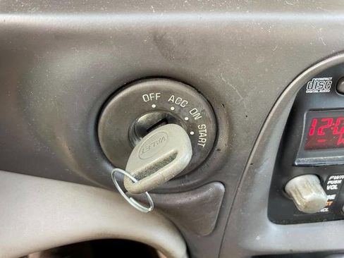 Used 2001 Pontiac Bonneville SE image 43