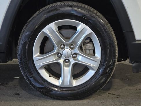 Used 2023 Jeep Compass Sport image 4