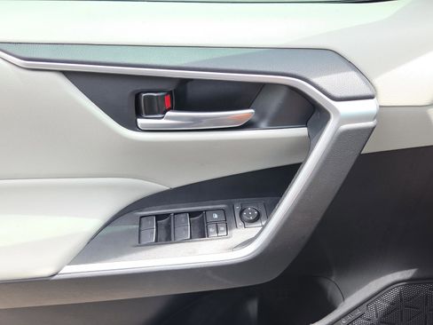 Certified 2025 Toyota RAV4 XLE w/ Convenience Package FWD image 18