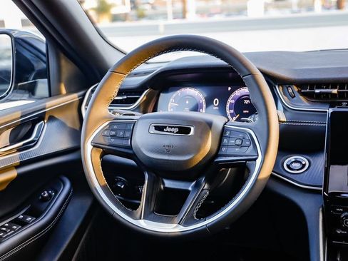 New 2025 Jeep Grand Cherokee Altitude image 16