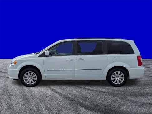 Used 2016 Chrysler Town & Country Touring FWD image 7