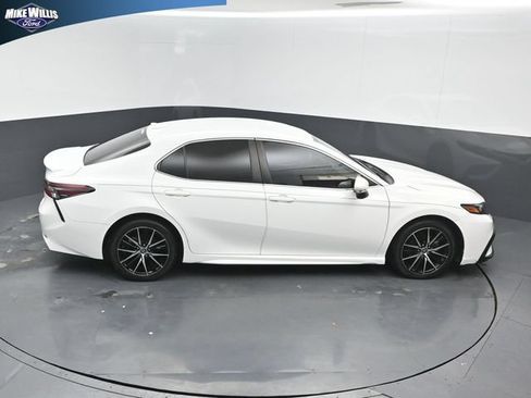 Used 2022 Toyota Camry SE FWD image 16