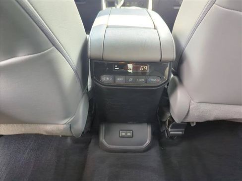 Used 2022 Toyota Highlander XLE AWD/4WD image 22