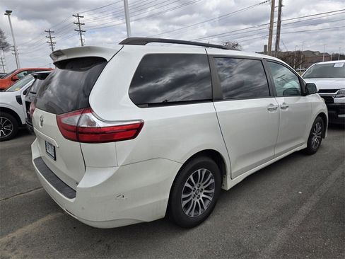 Used 2019 Toyota Sienna XLE w/ XLE Navigation Package image 6