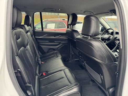 Used 2023 Jeep Grand Cherokee Limited w/ Black Appearance Package image 10