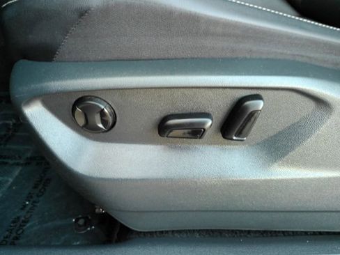 Used 2021 Volkswagen Tiguan SE image 18