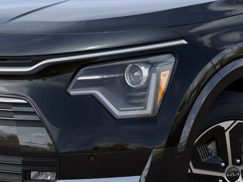 Certified 2025 Kia Niro SX image 10