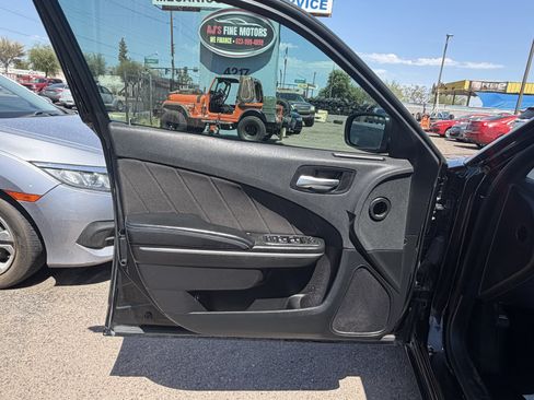 Used 2019 Dodge Charger SXT RWD image 4