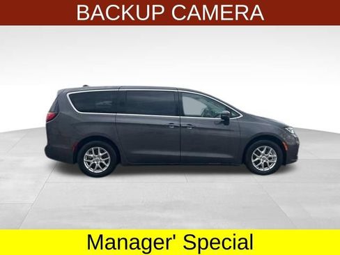 Used 2023 Chrysler Pacifica Touring-L FWD image 8