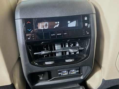 Used 2022 Jeep Grand Cherokee L Limited AWD/4WD image 29