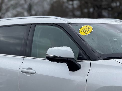 Used 2024 Toyota Highlander Limited image 9