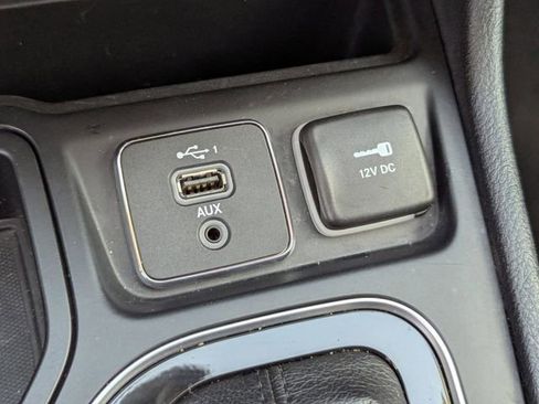 Used 2019 Jeep Cherokee Limited w/ Technology Group FWD image 32