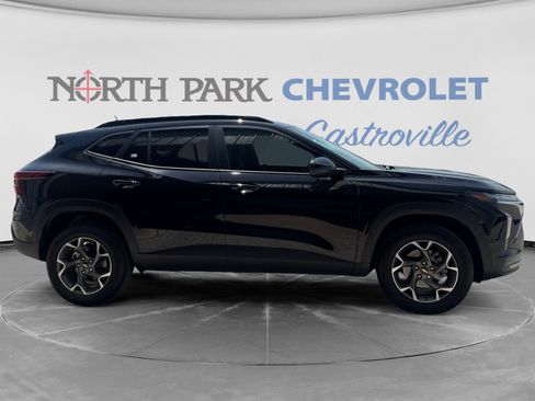 Used 2024 Chevrolet Trax LT w/ Driver Confidence Package FWD image 4