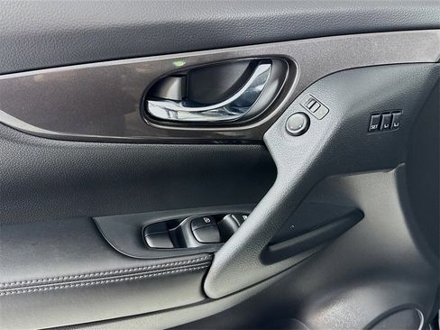 Used 2020 Nissan Rogue SV w/ Premium Package image 15