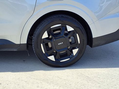 Used 2025 Kia Carnival EX FWD image 9