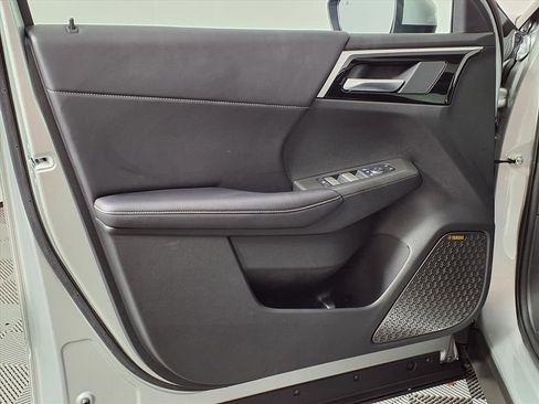 Used 2025 Mitsubishi Outlander SE image 21