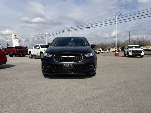 Used 2024 Chrysler Pacifica Touring-L image 10