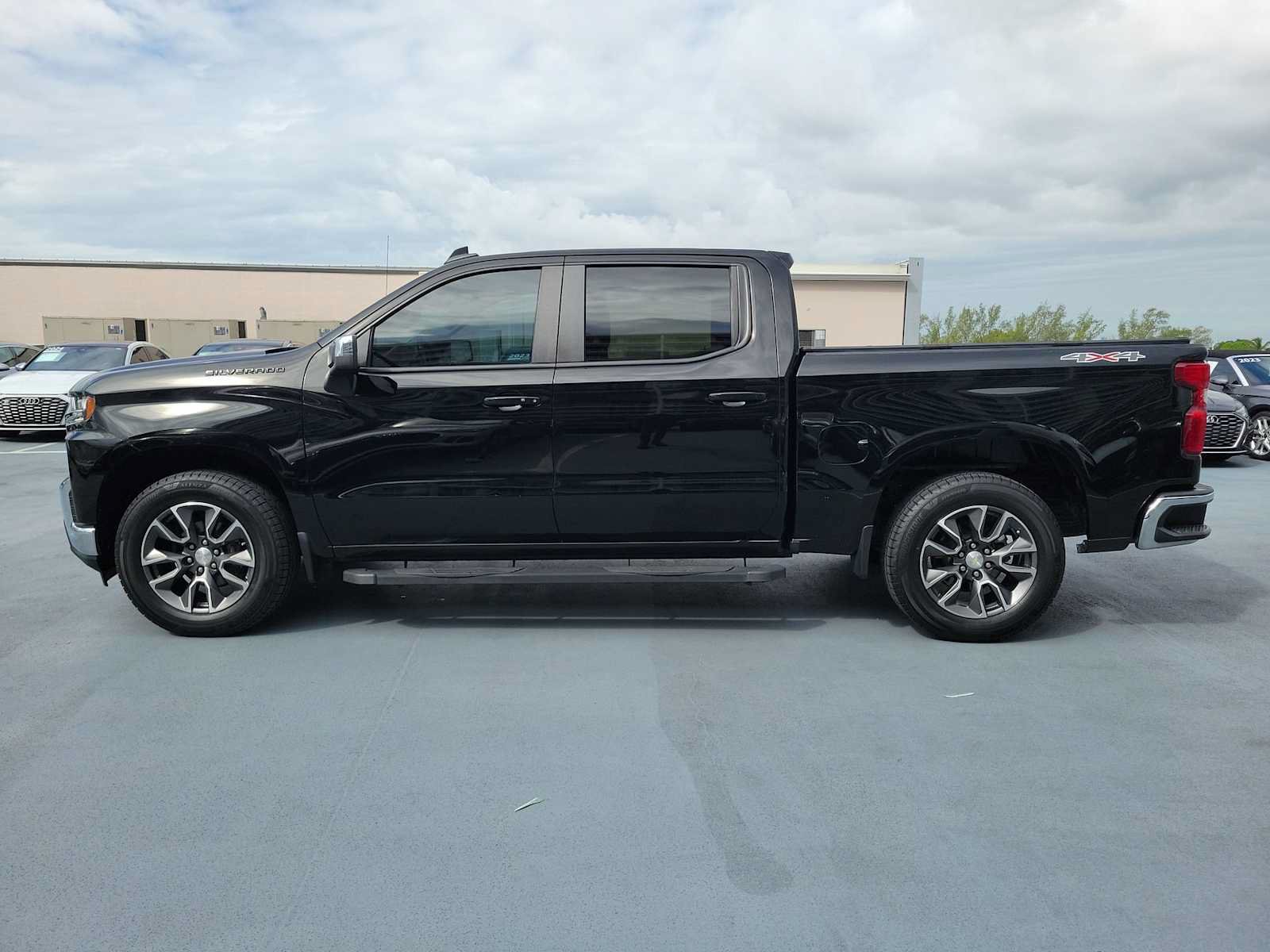 Used 2022 Chevrolet Silverado 1500 LT AWD/4WD image 3